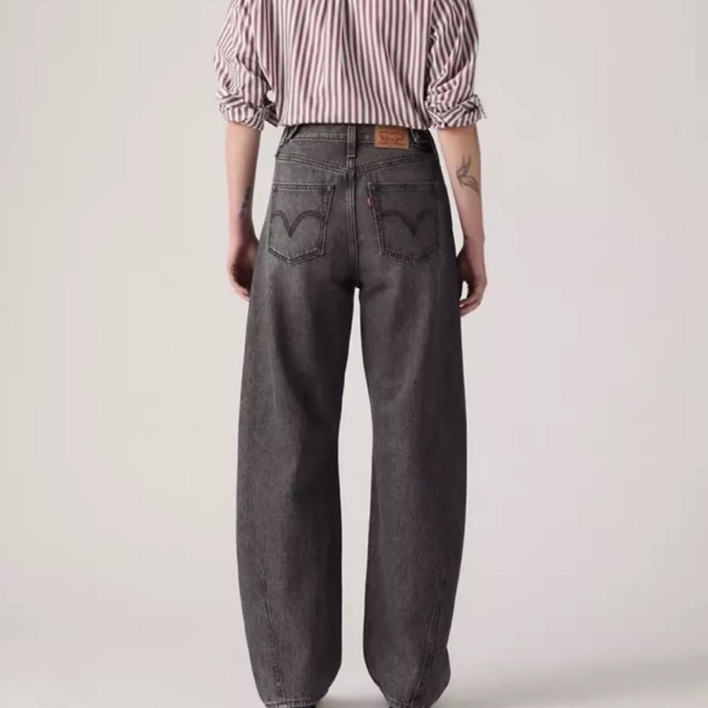 Levi's Women's Cinch Waist Barrel Jeans - Picture 3 of 15
